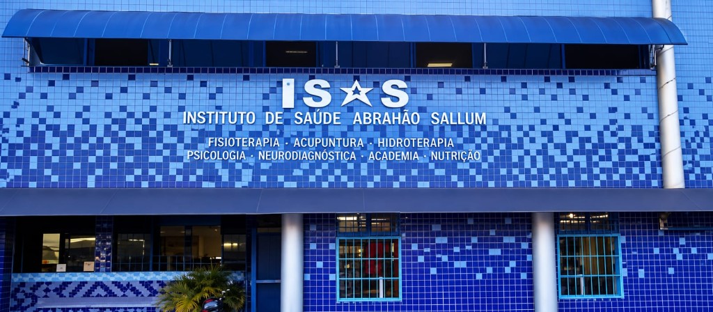 Fachada do ISAS com o nome Instituto de Saúde Abrahão Sallum