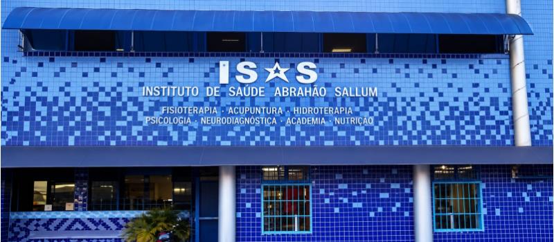 Fachada azul do Instituto de Saúde Abrahão Sallum, em Uberaba
